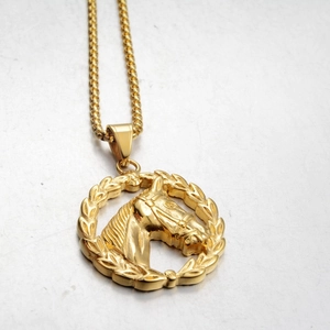 Collier punk doré avec pendentif tête de cheval et couronne de laurier sur fond gris