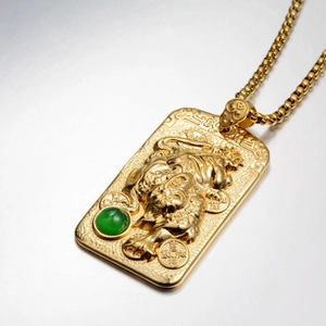 Goldener 3D-Tiger-Relief-Anhänger mit grünem Edelstein und Münzmuster-Kette