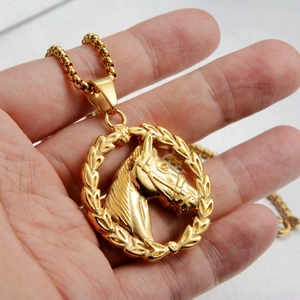 Détail du pendentif tête de cheval doré vintage avec couronne de lauriers