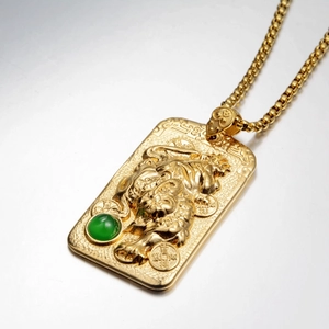 Goldene Edelstahl-Halskette mit Tiger-Anhänger, grünem Edelstein und Münz-Details