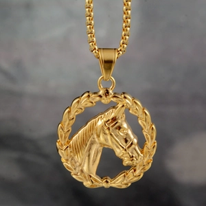 Collier Pendentif Tête de Cheval en Acier au Titane Rétro Couronne de Laurier Relief Bijoux Animaux Or Punk Hip Hop Homme Femme