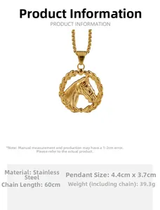 Détail macro du pendentif tête de cheval en acier inoxydable doré avec couronne de laurier