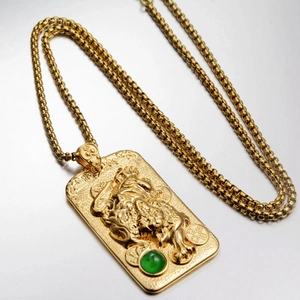 Goldene Edelstahlkette mit rechteckigem Bestien-Reliefanhänger und grünem Stein