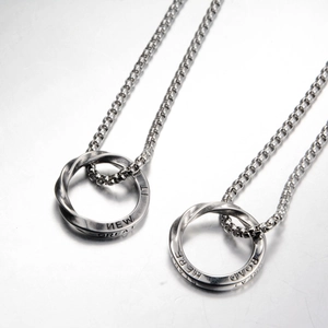 Collana Con Ciondolo ad Anello Mobius in Acciaio Inossidabile Vintage per Uomo Stile Punk Retrò Lettere Incise Cerchio Intrecciato Gioielli
