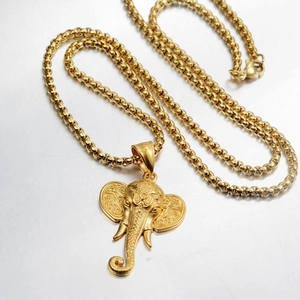 Collana con ciondolo a testa di elefante dorato con incisioni e catena a serpente