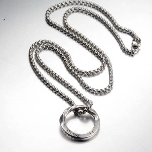 Collana da uomo con ciondolo ad anello di Mobius in acciaio inossidabile argento