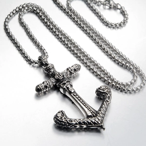 Pendente ancora e croce punk con teschio in acciaio al titanio argento su sfondo metallico