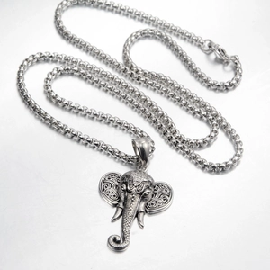 Macro del ciondolo a testa di elefante stile punk in acciaio inossidabile vintage