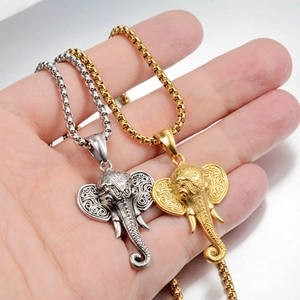 Dettaglio dei ciondoli testa di elefante in oro e argento con incisioni di precisione