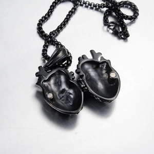Detail eines anatomischen Herz-Medaillons mit Magnetverschluss an einer Box-Kette