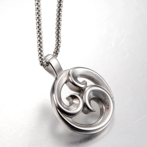 Polished silver titanium steel necklace with detailed auspicious cloud round pendant