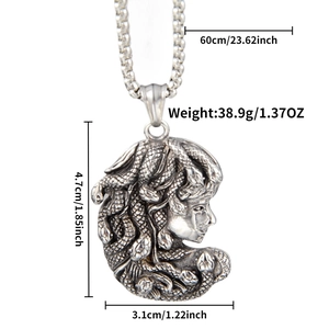 Détail du pendentif Méduse avec chaîne tressée épaisse et dimensions précises du produit