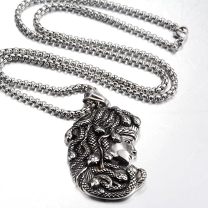 Collier avec pendentif tête de Méduse en acier argenté vintage pour hommes et femmes
