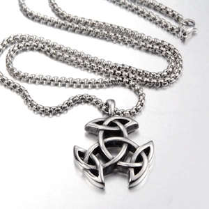 Collier avec pendentif nœud celtique triquetra en acier inoxydable argenté pour hommes