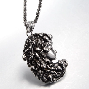 Collier Pendentif Méduse Mythologie Grecque Vintage pour Hommes Femmes en Acier Titane Hip Hop Punk Rétro Argent Bijoux