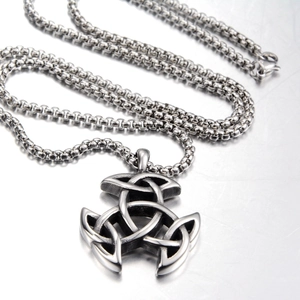 Vue détaillée du pendentif Viking Triquetra en acier inoxydable poli sur grosse chaîne maille