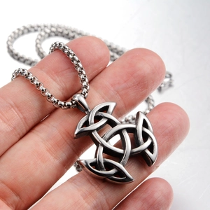 Détail d'un pendentif nœud celtique viking en acier inoxydable argenté au style vintage