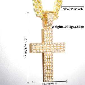 Détail du pendentif croix dorée hip hop avec cristaux de zircon et chaîne gourmette
