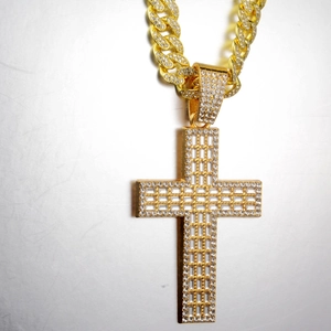 Pendentif croix hip hop doré avec diamants en zircone sur une grosse chaîne cubaine