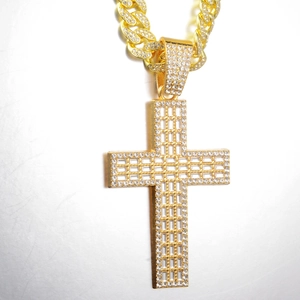 Collier hip-hop doré avec pendentif croix serti de zircons et chaîne cubaine élégante