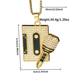 Détail du pendentif hip hop cassette et micro avec cristaux et mesures de taille