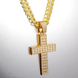 Détail d'un pendentif croix hip hop en alliage d'or avec pavé de pierres de zircone