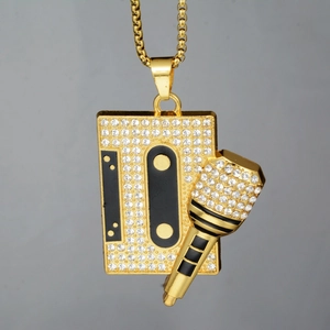 Pendentif hip hop doré avec éléments de cassette et micro et strass blancs brillants