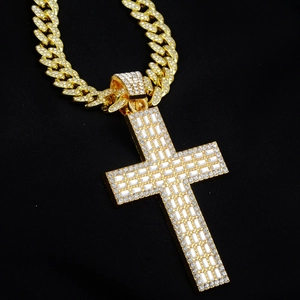 Pendentif croix hip hop doré avec zircons rectangulaires et chaîne cubaine sertie de strass