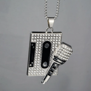 Gros plan du pendentif cassette et microphone hip-hop orné de strass étincelants