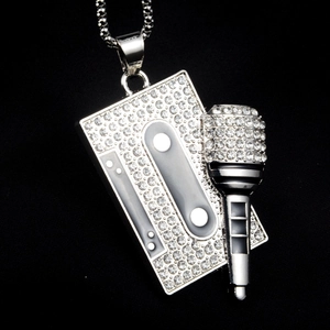 Gros plan d'un collier pendentif micro hip-hop avec strass brillants en argent