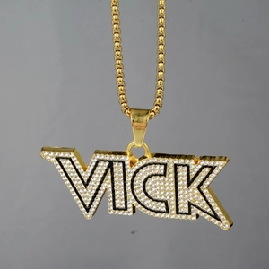 Collana con pendente a lettere VICK dorate con strass scintillanti e catena a scatola