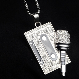 Détail du pendentif cassette et microphone style hip hop serti de strass blancs brillants
