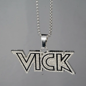 Collana con pendente lettera VICK color argento con strass scintillanti in stile hip-hop