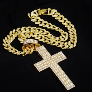 Collier chaîne cubaine dorée hip-hop avec grand pendentif croix en zircon cubique