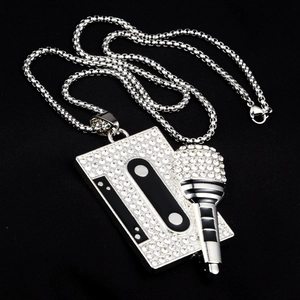 Collier hip-hop en alliage argenté avec pendentif cassette micro et strass blancs