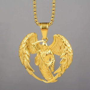 Gros plan du pendentif faucheuse dorée avec ailes et faux sur chaîne à billes