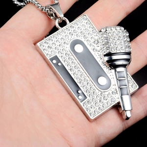 Détail du pendentif hip hop cassette et microphone orné de strass blancs brillants