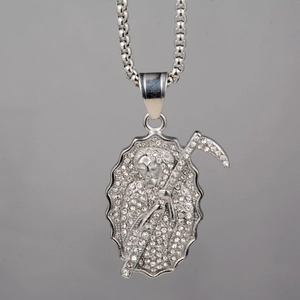 Dettaglio del ciondolo Grim Reaper in argento con strass scintillanti per collana hip-hop