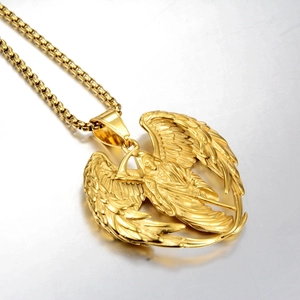 Détail du pendentif ange en acier inoxydable doré avec des ailes et une trompette
