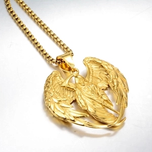Vue détaillée d'un pendentif archange doré avec ailes sur un collier à chaîne box