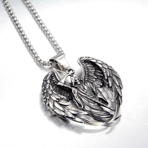 Pendentif faucheuse gothique en acier titane avec ailes détaillées et chaîne à billes