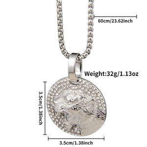Détails du pendentif léopard avec diamètre de 3,5 cm et chaîne box de 60 cm