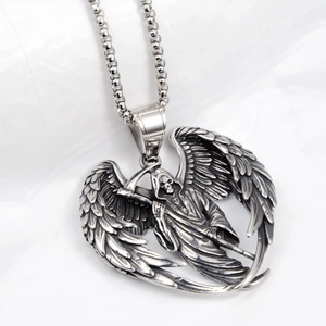 Détail du pendentif faucheuse gothique avec ailes ciselées en acier inoxydable argenté