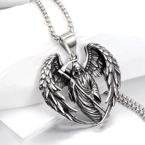 Collier pendentif faucheuse gothique avec ailes et faux sur chaîne en acier