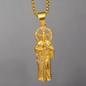 Détail du pendentif religieux Saint Jude en finition dorée avec des cristaux blancs