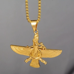 Dettaglio del ciondolo Faravahar dorato con il simbolo zoroastriano ad ali spiegate