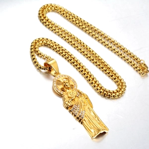 Détail d'un pendentif religieux St. Jude en or avec des cristaux blancs fins