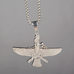 Dettaglio del pendente Faravahar con trame d'ali fini su una catena a croce in acciaio