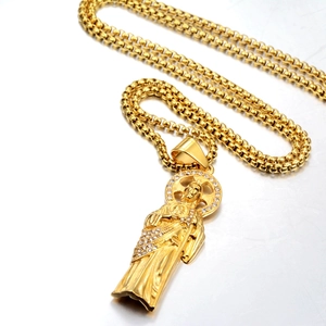 Vue détaillée du pendentif Saint Jude avec strass brillants et chaîne cubique dorée