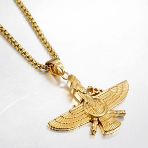 Collana con ciondolo Faravahar dorato e catena a maglia veneziana in acciaio di lusso